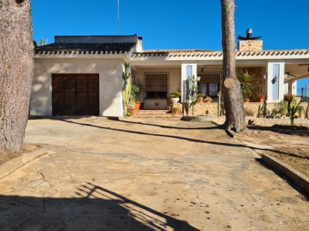 Villa con 2.100 m2 de parcela en Pinar de Campoverde